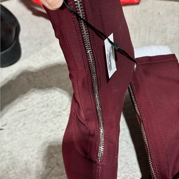 NWT boots with front zipper.  Size 7 - Picture 4 of 5